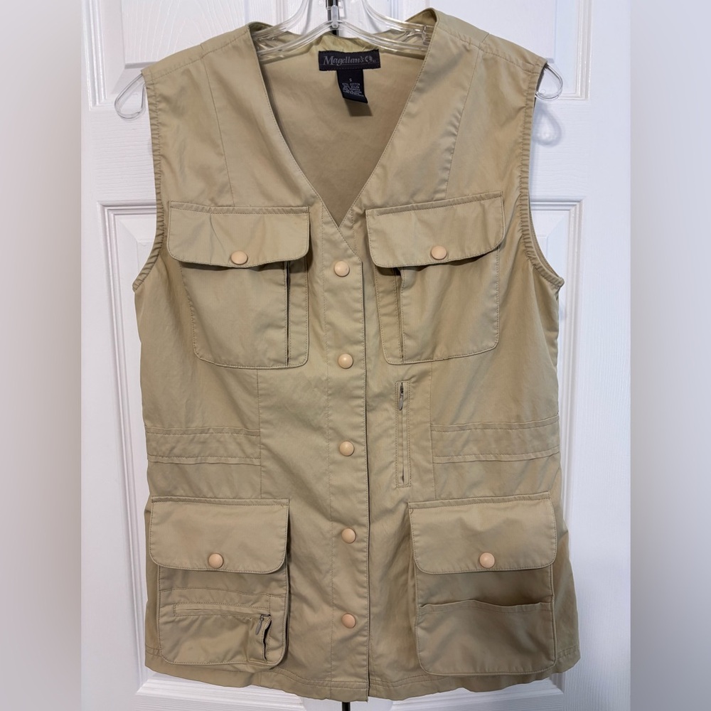 Magellan's men’s Size Small Utility Vest Khaki Snap flap pocket hunting fishing